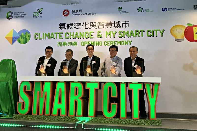 發展局局長馬紹祥（中）、建造業議會主席陳家駒（左二）、建造業議會執行總監鄭定寕（左一）、建造業議會零碳天地主席張孝威（右二）和零碳天地行政總裁周立文（右一）今日（六月九日）主持建造業議會零碳天地「氣候變化與智慧城市體驗館」開幕禮。